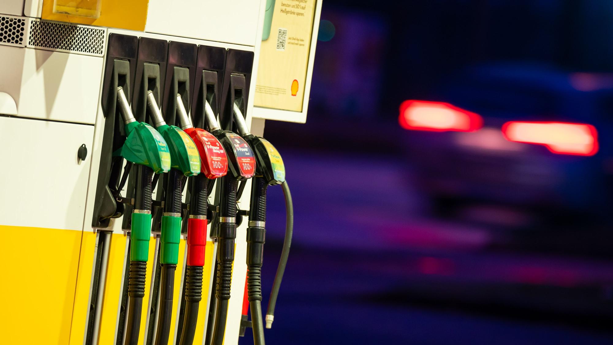 In Köln war ein Liter Superbenzin am Mittwochnachmittag (26. Februar, 2025), etwa auf der Dellbrücker Hauptstraße in Köln, zeitweise sogar für 1.709 Euro zu haben. (Symbolbild)