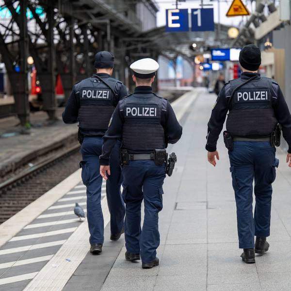 Polizeibeamte patrouillieren auf Gleis 1 im Hauptbahnhof
