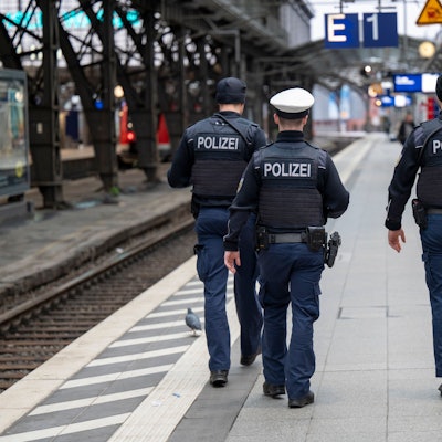 Polizeibeamte patrouillieren auf Gleis 1 im Hauptbahnhof
