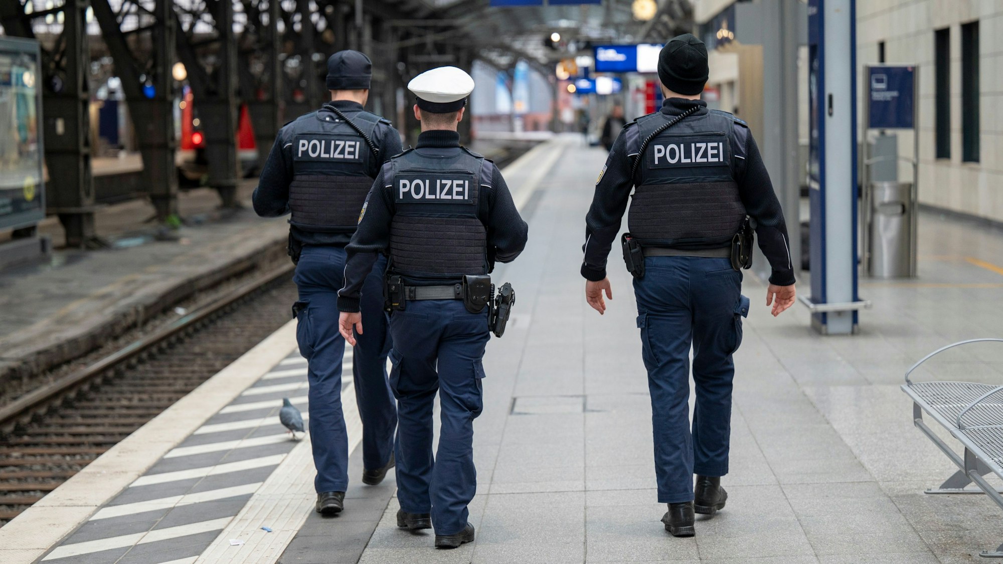 Polizeibeamte patrouillieren auf Gleis 1 im Hauptbahnhof. Foto: Uwe Weiser