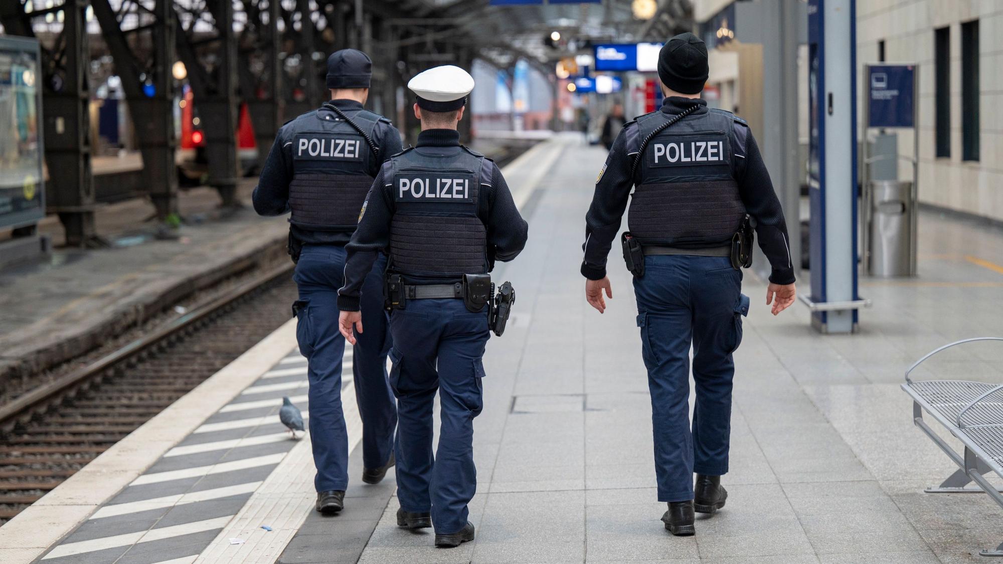Polizeibeamte patrouillieren auf Gleis 1 im Hauptbahnhof