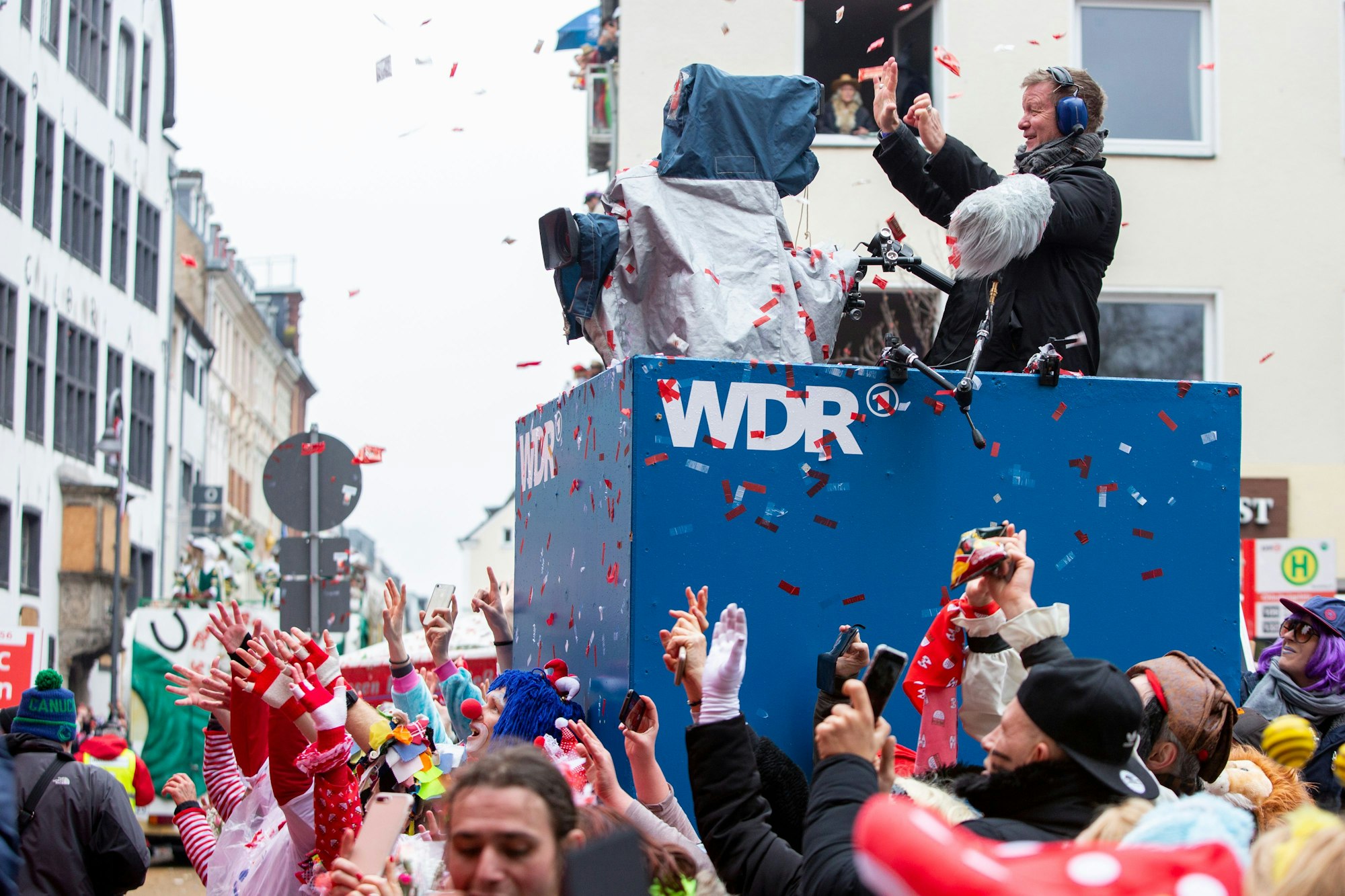 WDR-Kameramann beim Kölner Rosenmontagszug