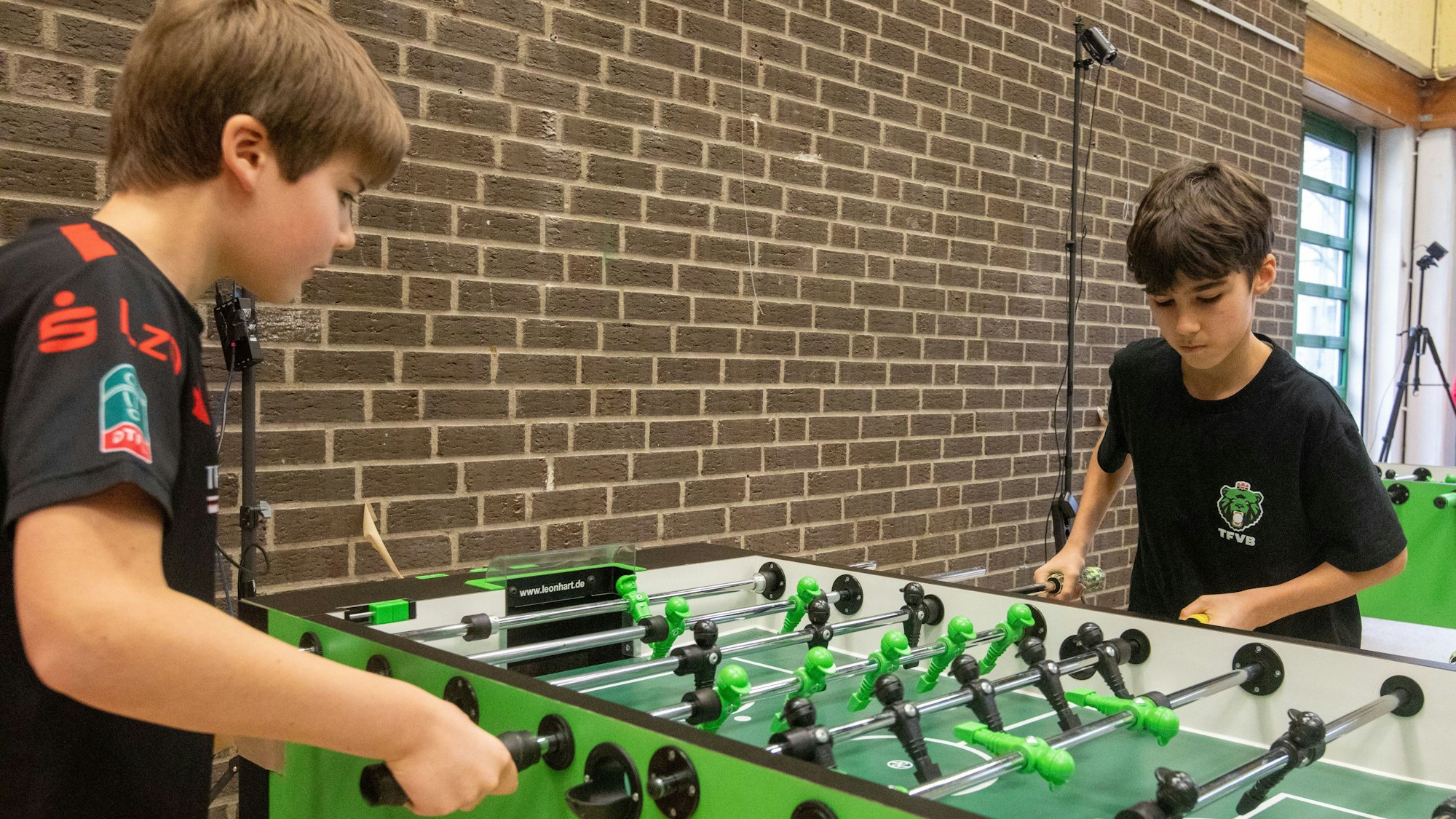 Am Kickertisch spielen Bela Bonkowski (l.) und Claudio Antonio Völker Guillién um den Sieg nach Sätzen.
