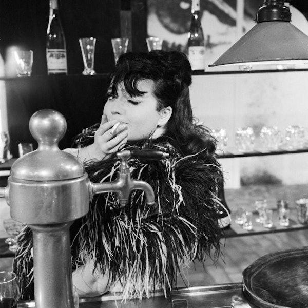 Die deutsche Schauspielerin, Schlagersängerin und spätere Theaterdirektorin Trude Herr in einer Rolle als Bardame, Anfang 1970er Jahre. (Archiv)