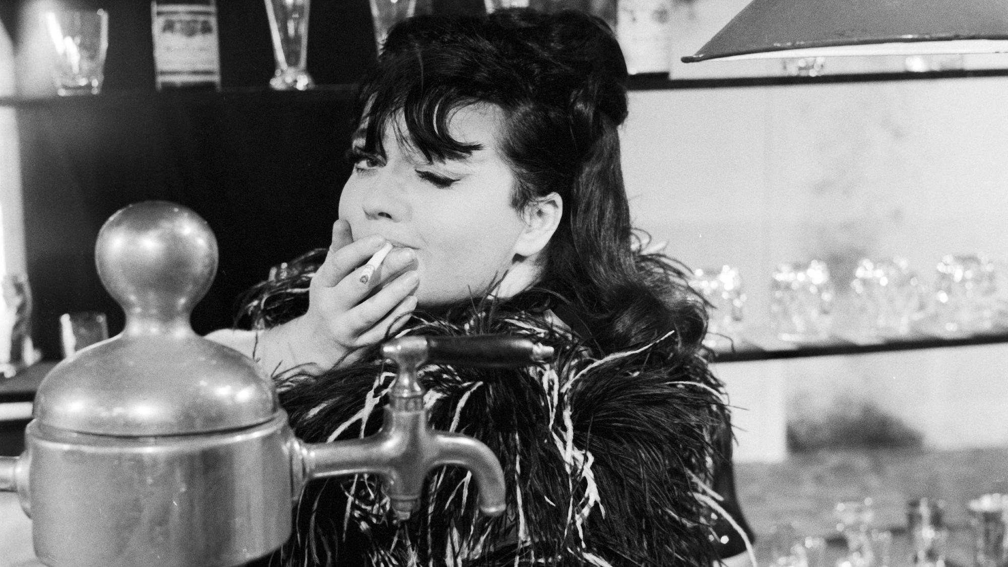 Die deutsche Schauspielerin, Schlagersängerin und spätere Theaterdirektorin Trude Herr in einer Rolle als Bardame, Anfang 1970er Jahre. (Archiv)