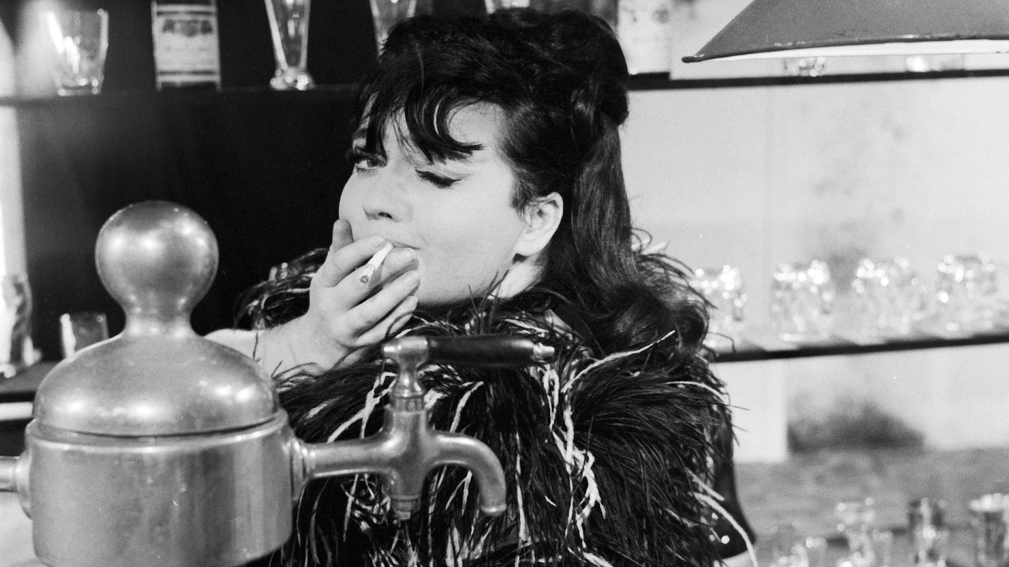 Die deutsche Schauspielerin, Schlagersängerin und spätere Theaterdirektorin Trude Herr in einer Rolle als Bardame, Anfang 1970er Jahre. (Archiv)