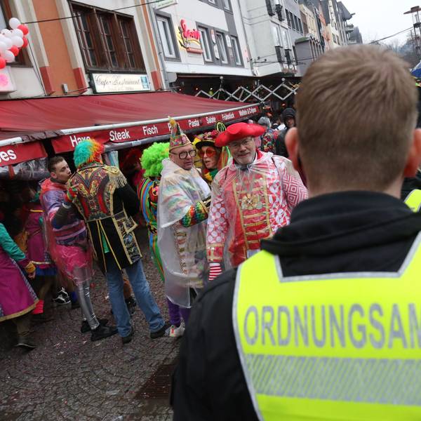 Das Ordnungsamt ist an Weiberfastnacht in der Kölner Altstadt unterwegs (Archivfoto).