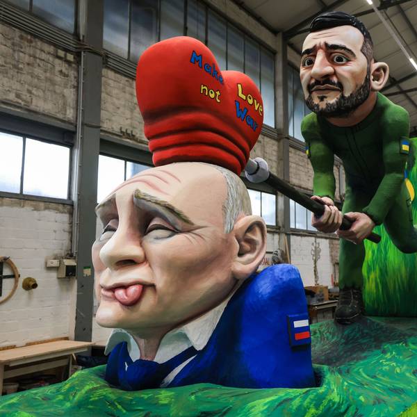 Ein Motivwagen zum Thema Ukraine-Krieg steht beim Richtfest des Kölner Rosenmontagszuges in der Wagenhalle. Eine Selenskyi-Figur haut mit einem „Herzhammer“ auf eine Putin-Figur.