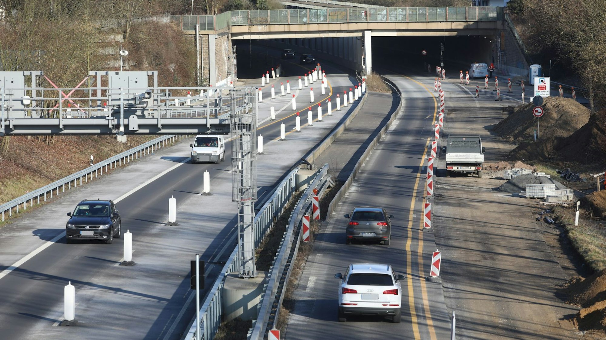 Blick von einer Brücke auf eine vierspurige Bundesstraße, von denen jedoch jeweils nur eine Spur frei ist.