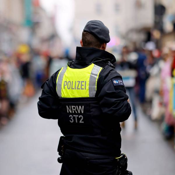 Nach Informationen des „Kölner Stadt-Anzeiger“ halten Sicherheitskreise in NRW die Veröffentlichung von IS-Drohungen im Netz für eine „gezielte Panikmache“. Die Kölner Polizei passte ihr Einsatzkonzept aber noch einmal an.