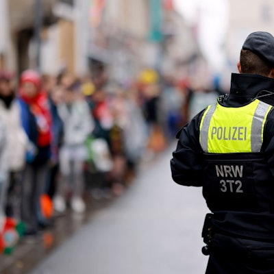 Nach Informationen des „Kölner Stadt-Anzeiger“ halten Sicherheitskreise in NRW die Veröffentlichung von IS-Drohungen im Netz für eine „gezielte Panikmache“. Die Kölner Polizei passte ihr Einsatzkonzept aber noch einmal an.