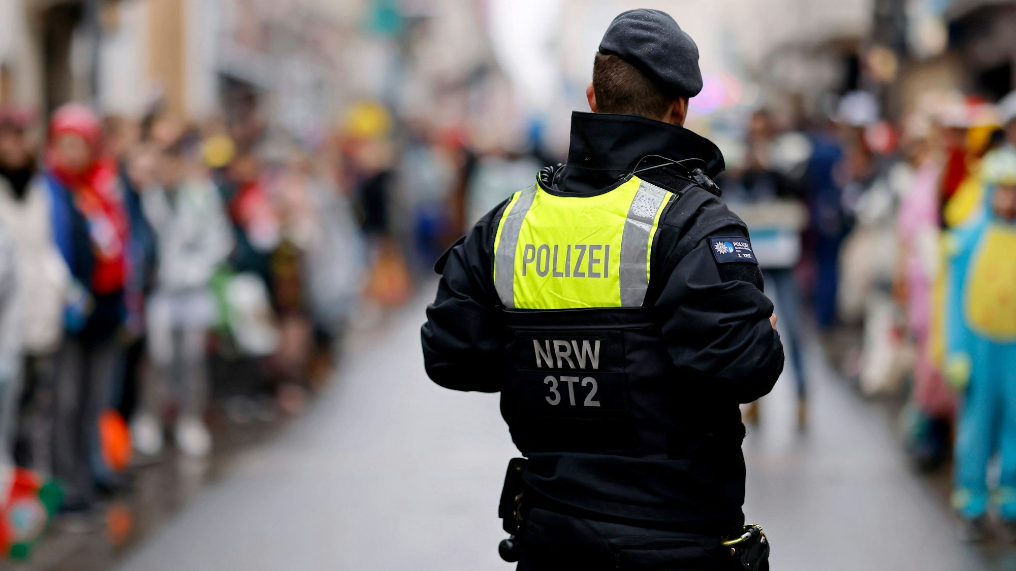 Nach Informationen des „Kölner Stadt-Anzeiger“ halten Sicherheitskreise in NRW die Veröffentlichung von IS-Drohungen im Netz für eine „gezielte Panikmache“. Die Kölner Polizei passte ihr Einsatzkonzept aber noch einmal an.