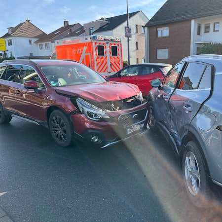 Beteiligte Pkw nach Unfall in Ausfahrt eines Discounters