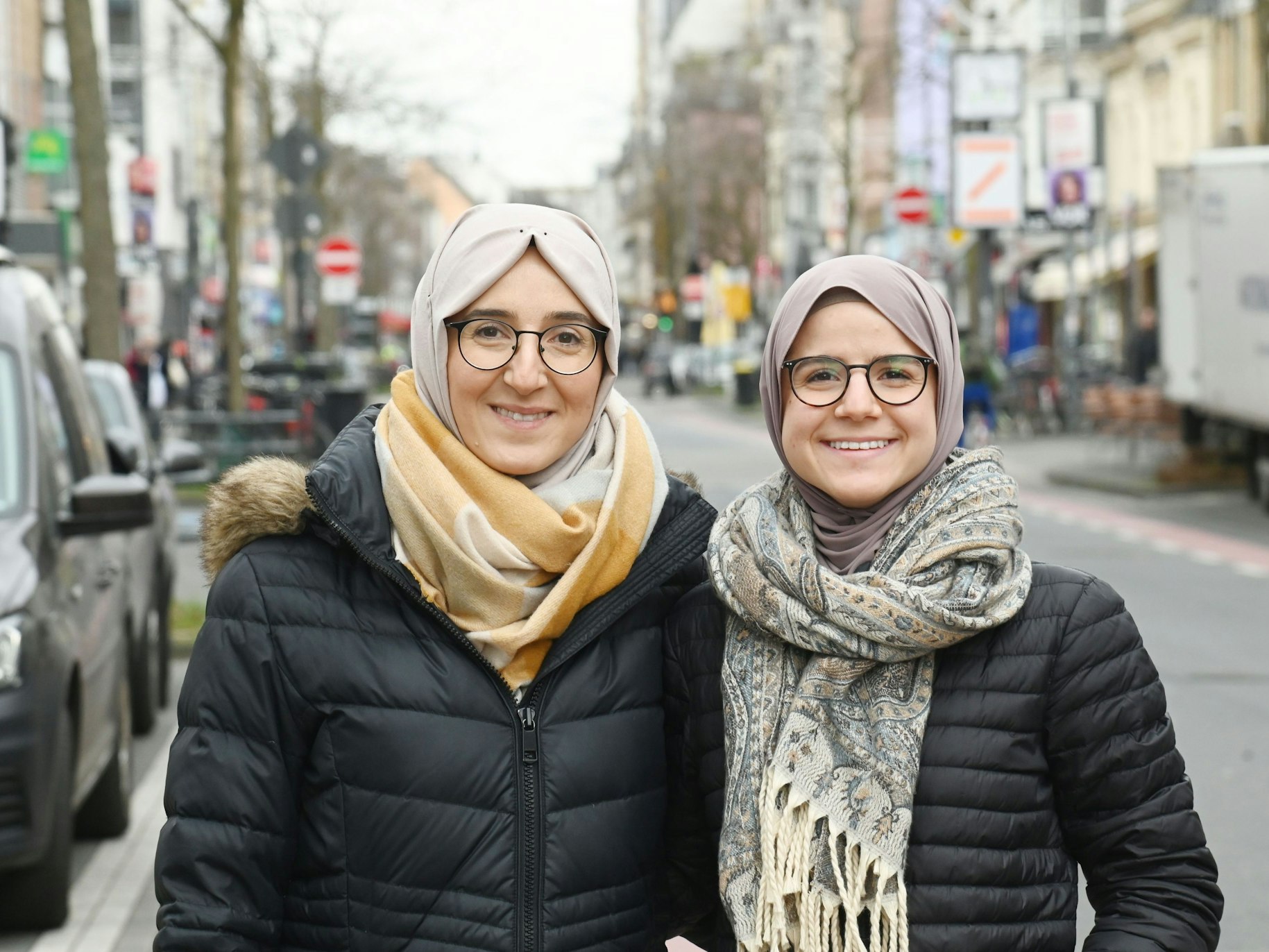 Hacer (l.) und Saliha Bektas und ihre drei Schwestern haben die Ramadan-Beleuchtung mit ihrem Verein finanziert.