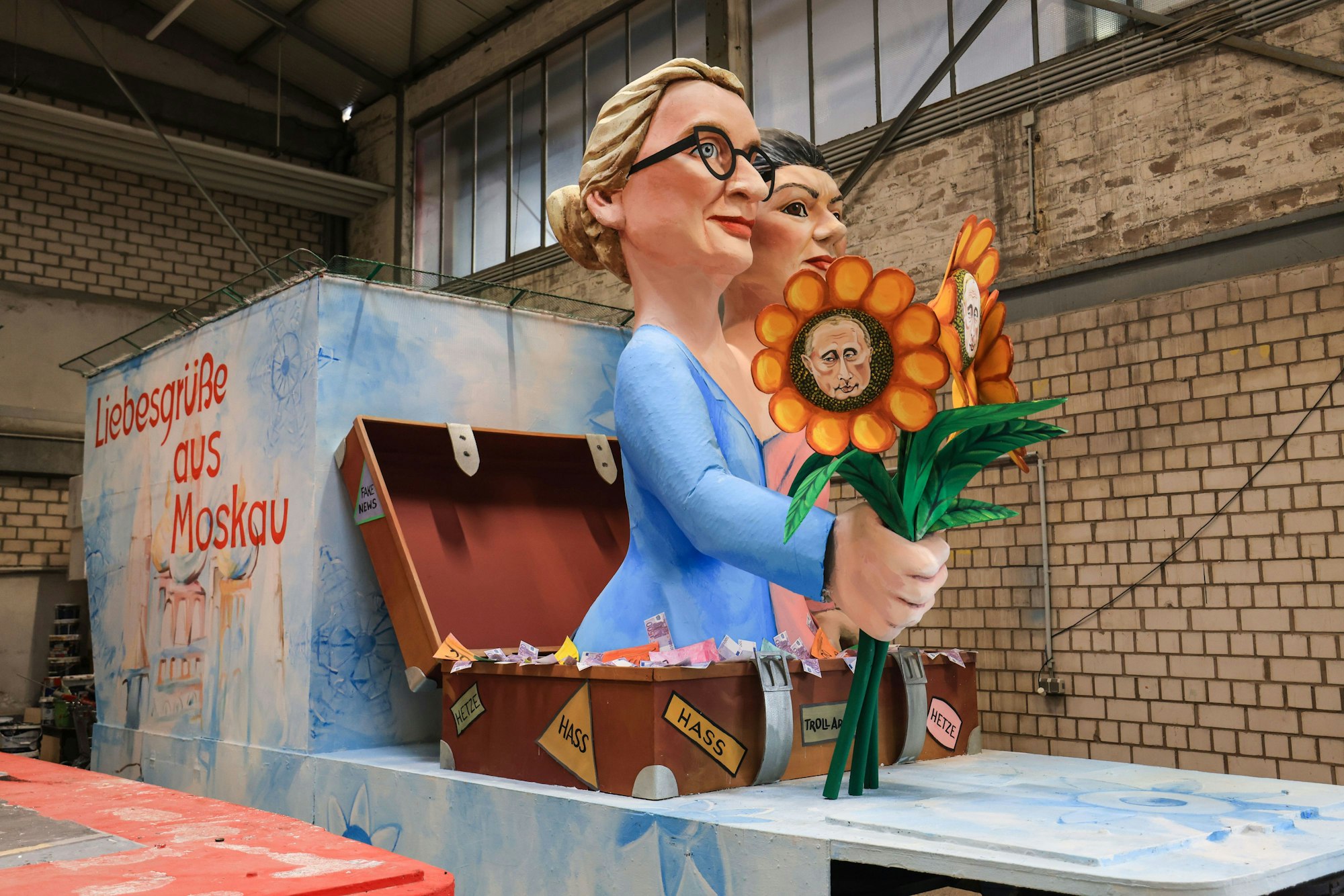 Ein Motivwagen zum Thema Russlandnähe steht beim Richtfest des Kölner Rosenmontagszuges in der Wagenhalle.