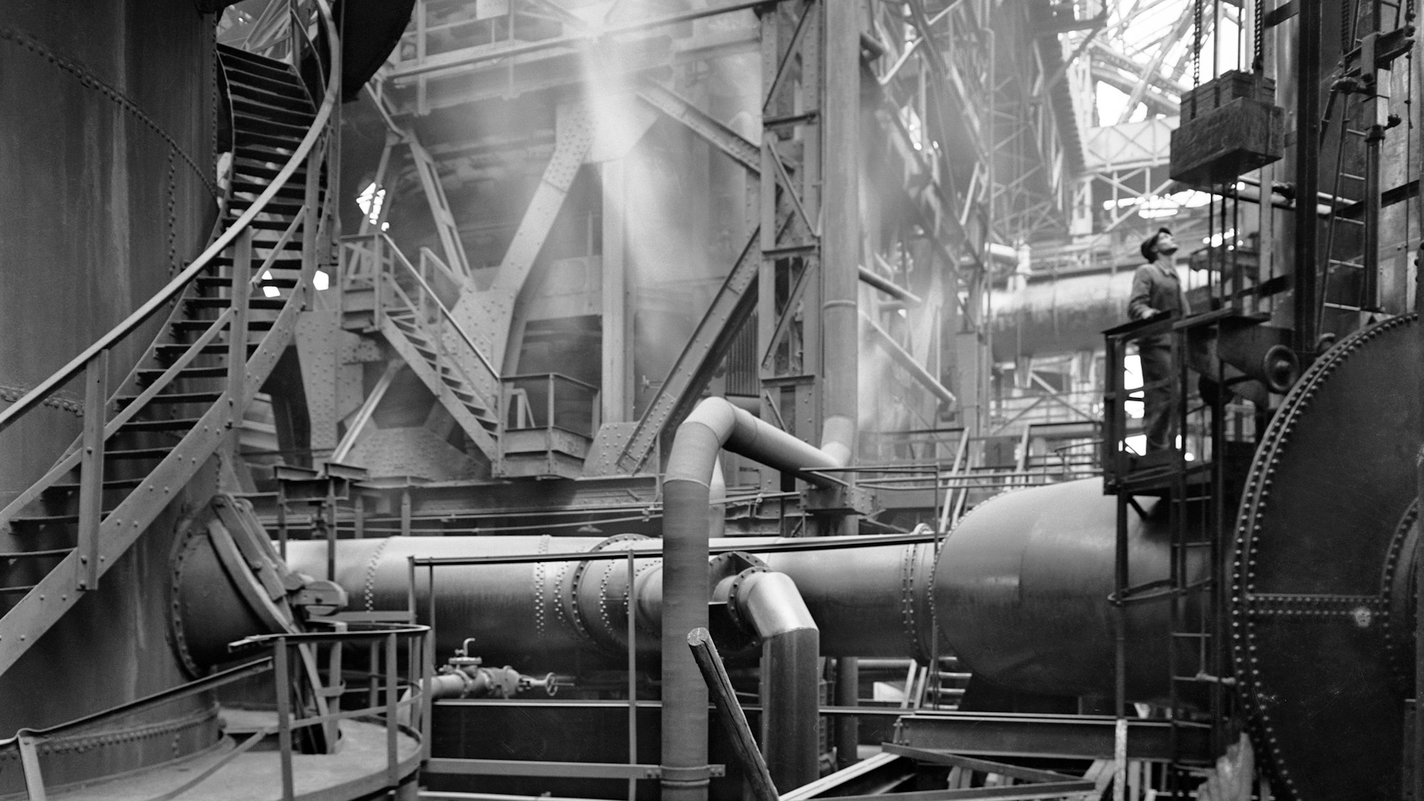 Blick in eine Fabrikhalle mit vielen Rohrleitungen