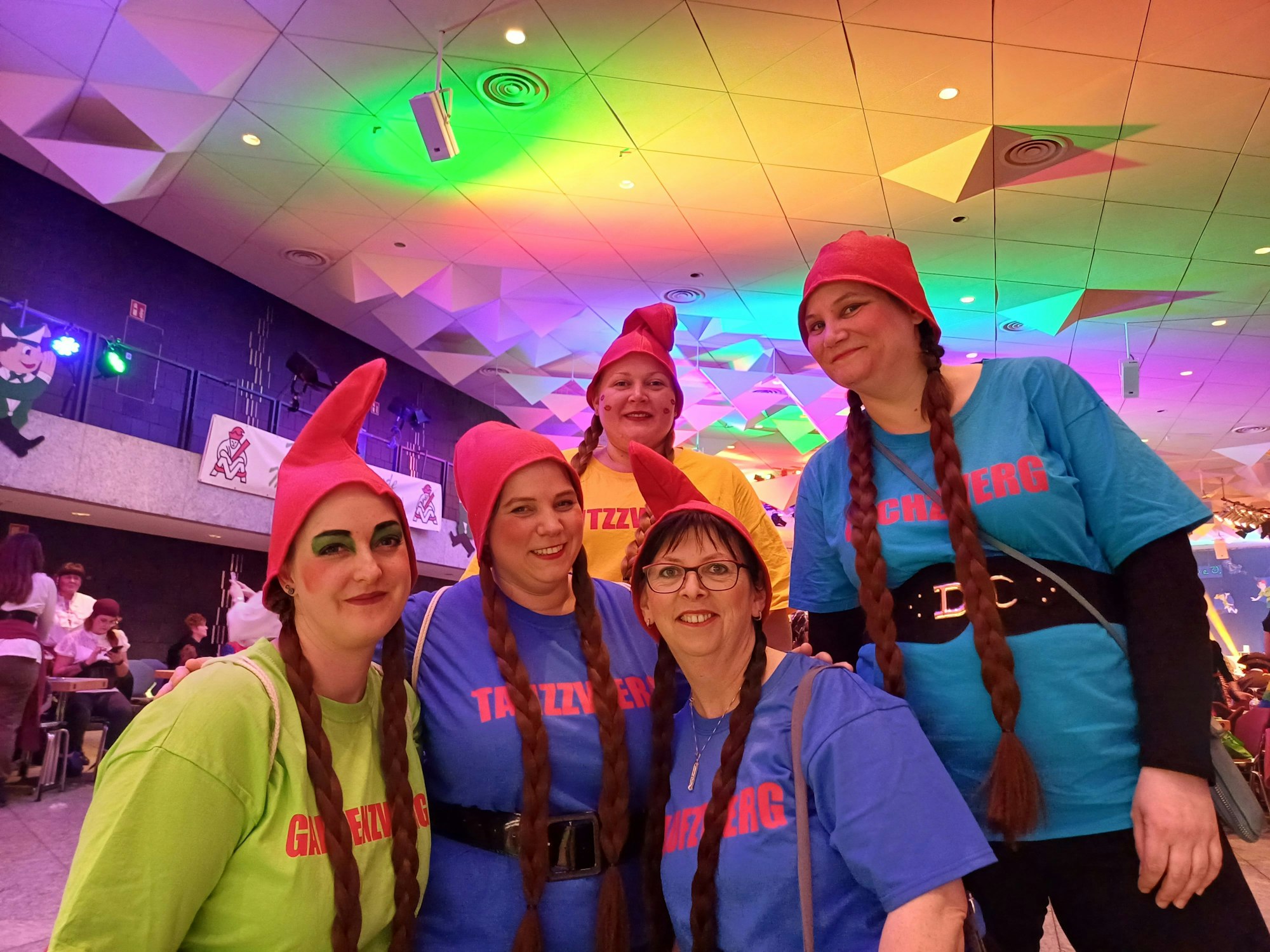 Fünf Zwerge freuten sich auf „Zeit mit den Mädels“.