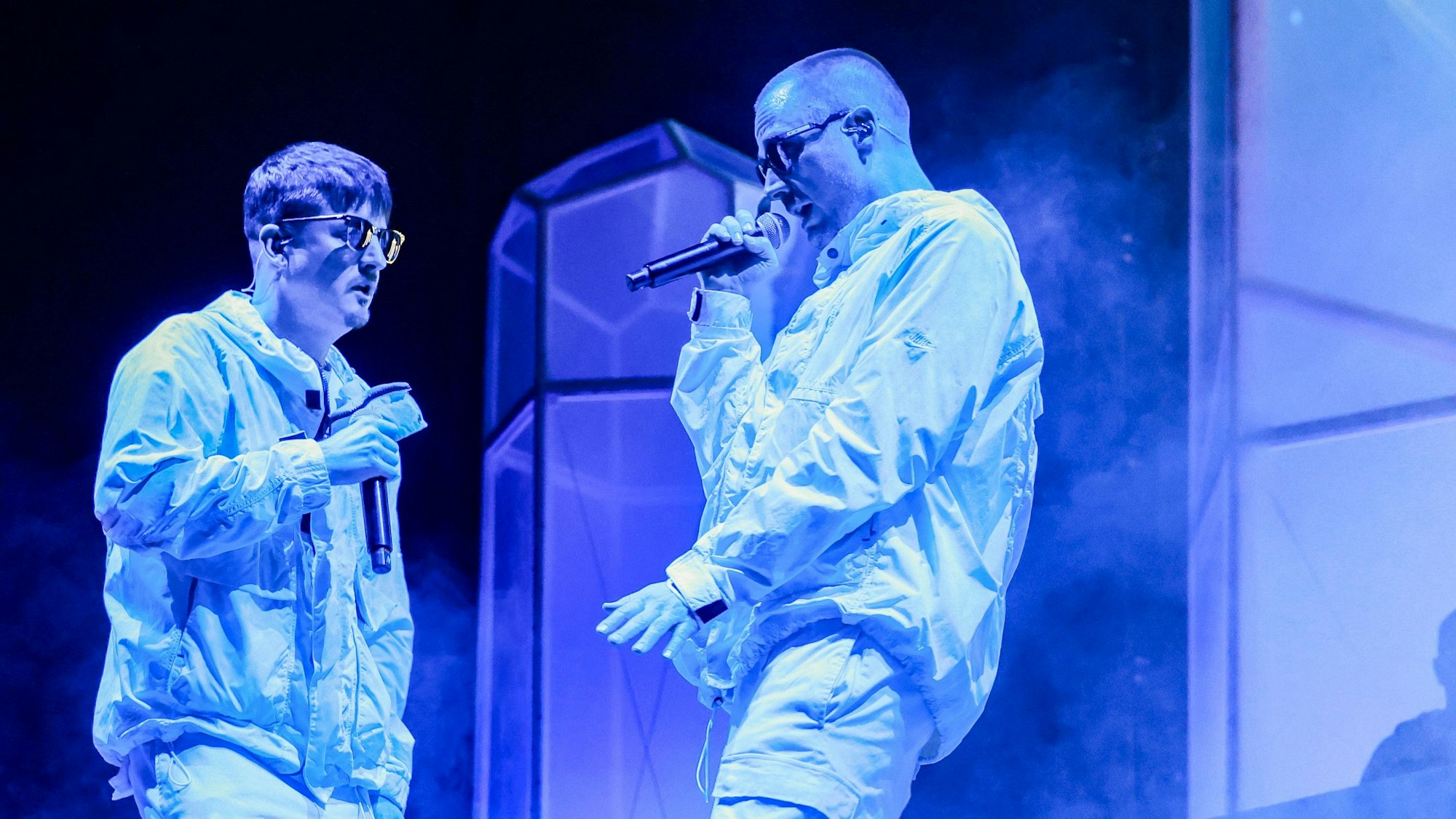 Das Bild zeigt die Rapper Nico (links) und Maxim (rechts) der Band K.I.Z. bei dem Konzert in der Kölner Lanxess-Arena am 26. Februar 2025.