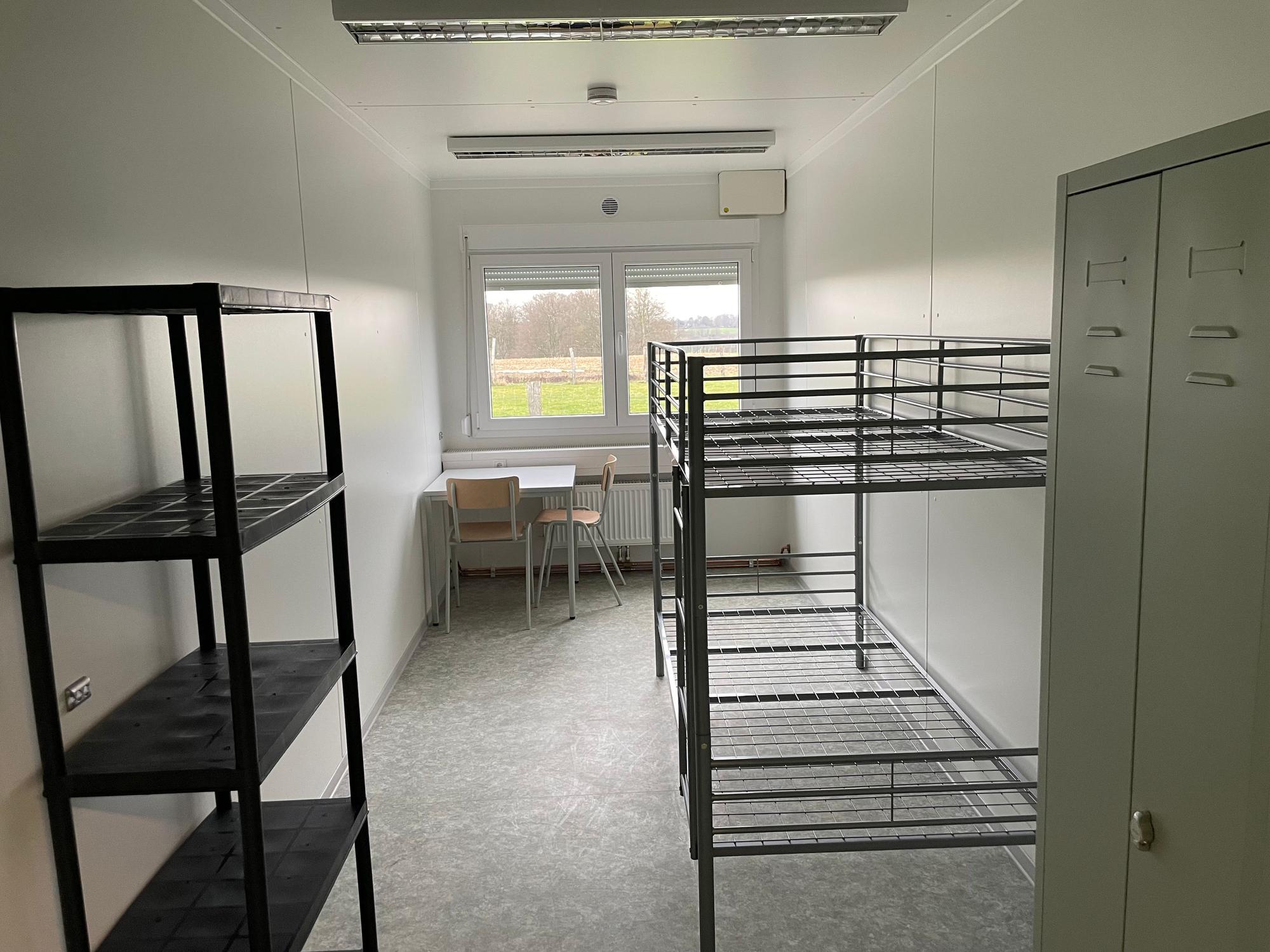 Zwei Personen sollen sich ein Zimmer teilen.