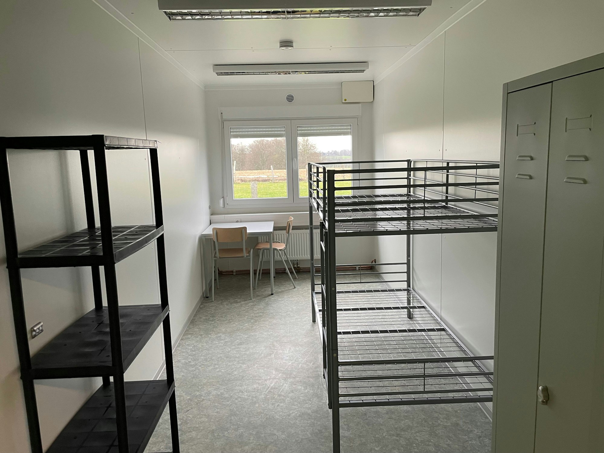 Zwei Personen sollen sich ein Zimmer teilen.