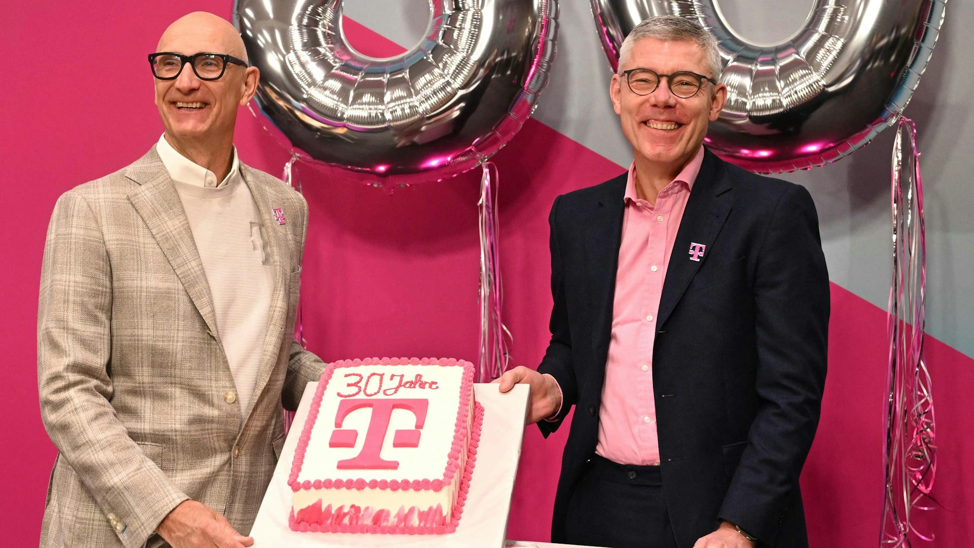 CEO Tim Höttges und CFO Christian Illek auf der Bilanzpressekonferenz am 26. Februar 2025.