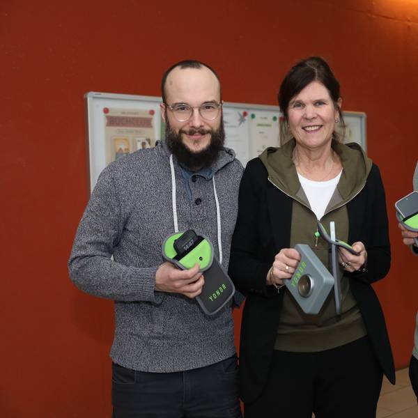 Schulleiterin Anja Veith-Grimm, Jens Wenzel (l.) und Andy Schöller (r.) vom Gymnasium Schaurte-Straße.