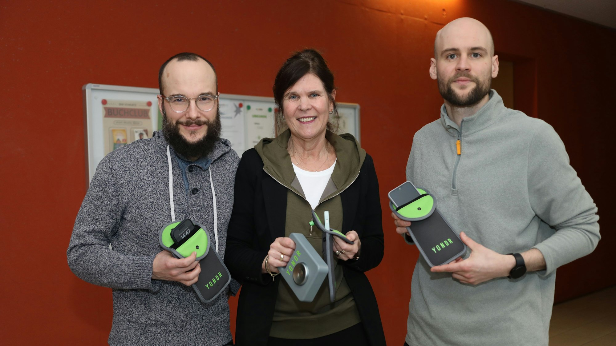 Schulleiterin Anja Veith-Grimm, Jens Wenzel (l.) und Andy Schöller (r.) vom Gymnasium Schaurte-Straße.