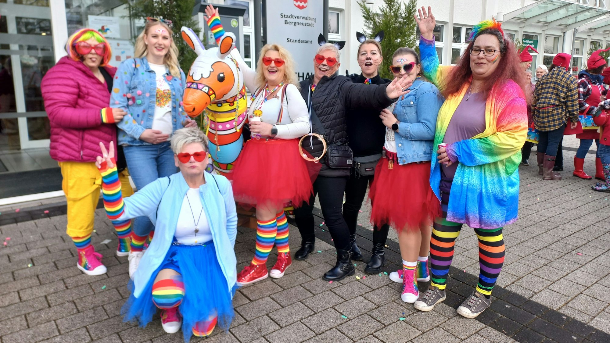 Jecke Frauen aus dem Hause Kron alas Hippies mit Bollerwagen, gefüllt mit Kamelle.