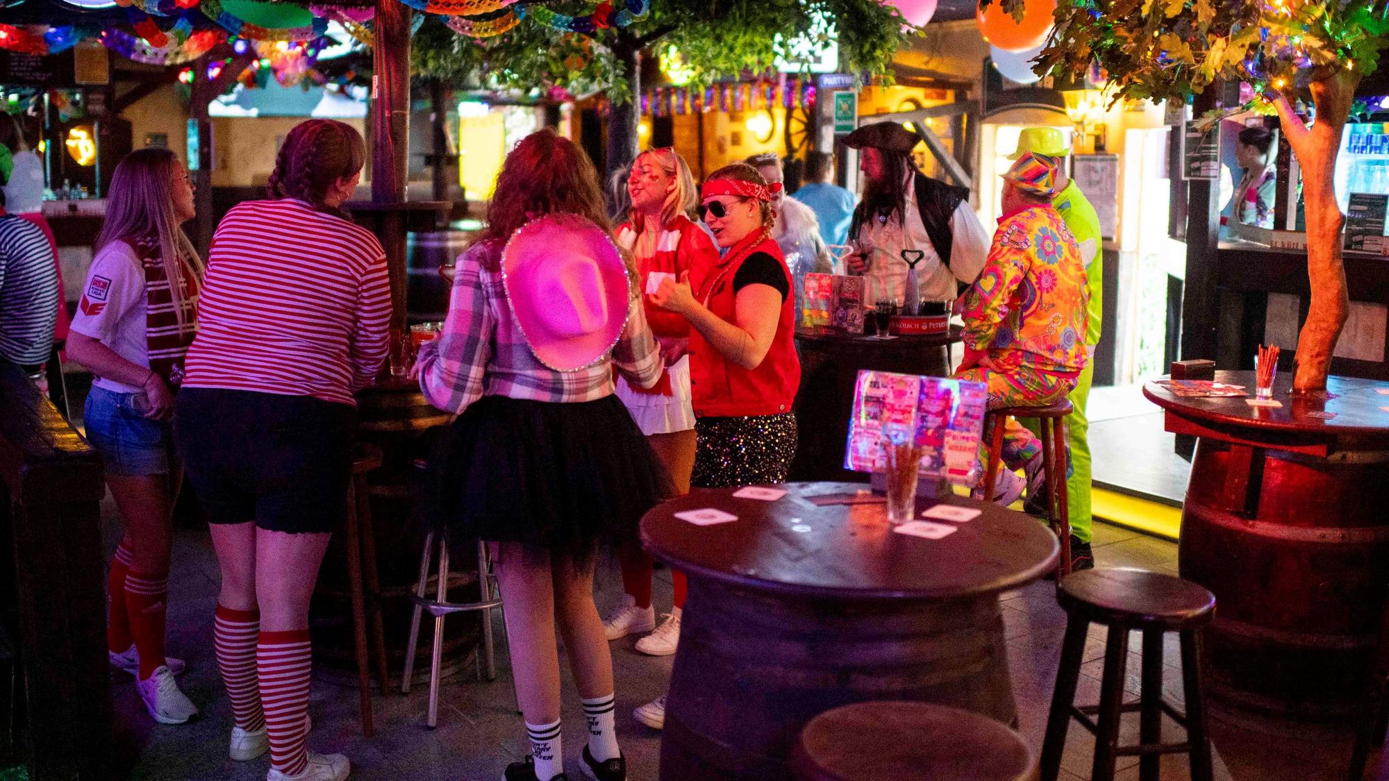 Das Bild zeigt die Disco in Zülpich. Einige Jecke stehen an Tischen und trinken ein Kölsch.