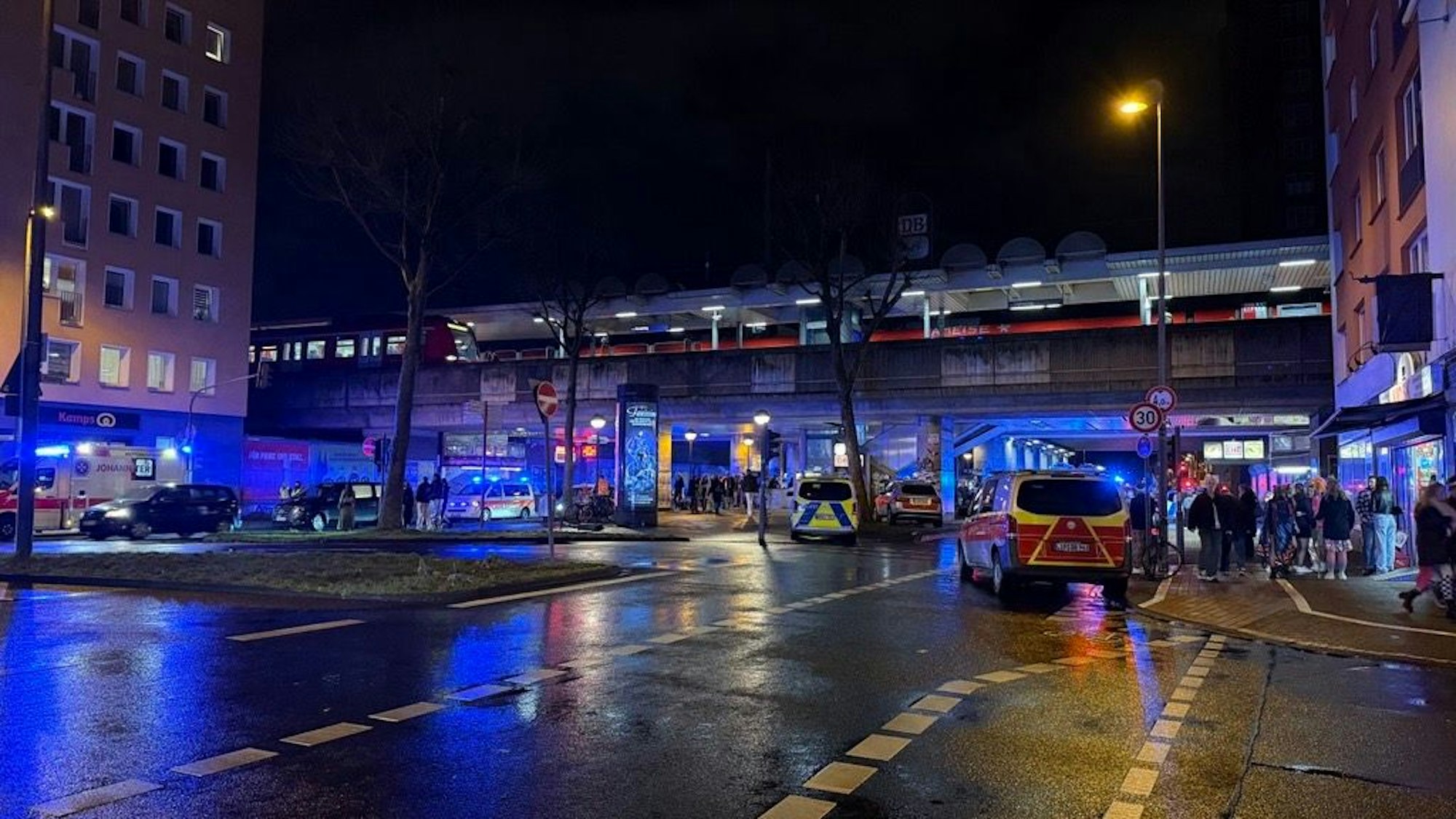 Einsatzfahrzeuge von Polizei und Feuerwehr stehen an Weiberfastnacht an der S- und KVB-Bahn-Haltestelle Hansaring.