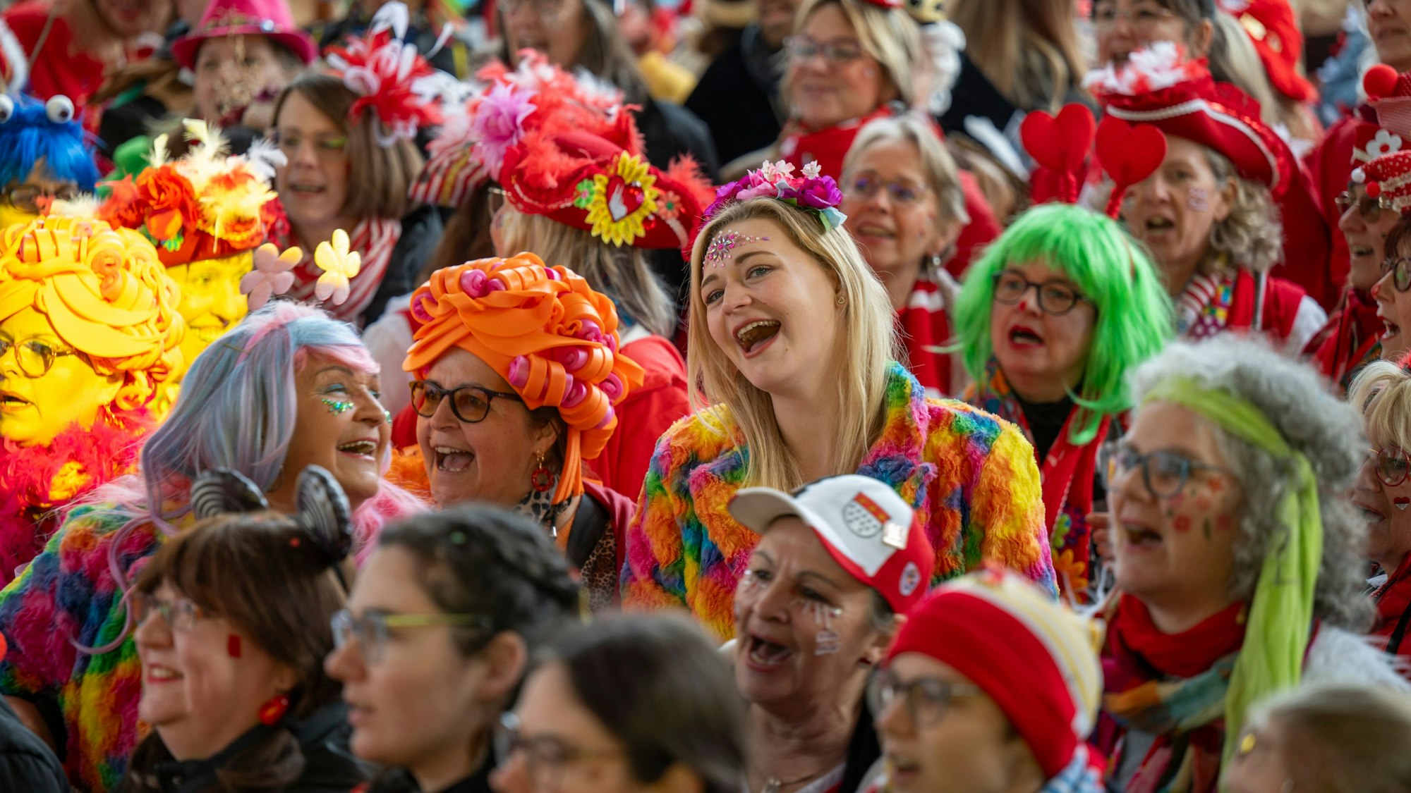 Mitsing-Gefühl: Weiberfastnacht wird auch im Tanzbrunnen gefeiert.