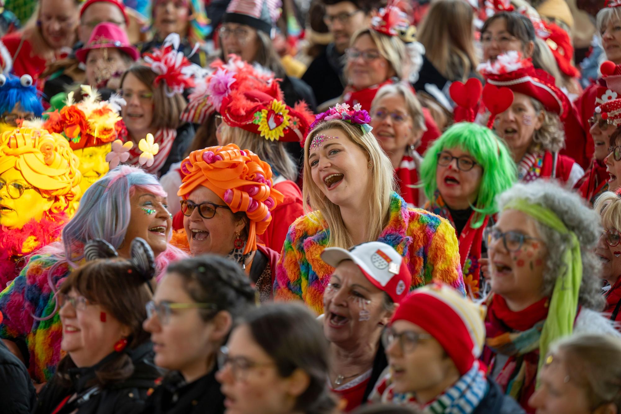 27.02.2025, Köln: Weiberfastnacht wird auch im Tanzbrunnen gefeiert. Foto: Uwe Weiser
