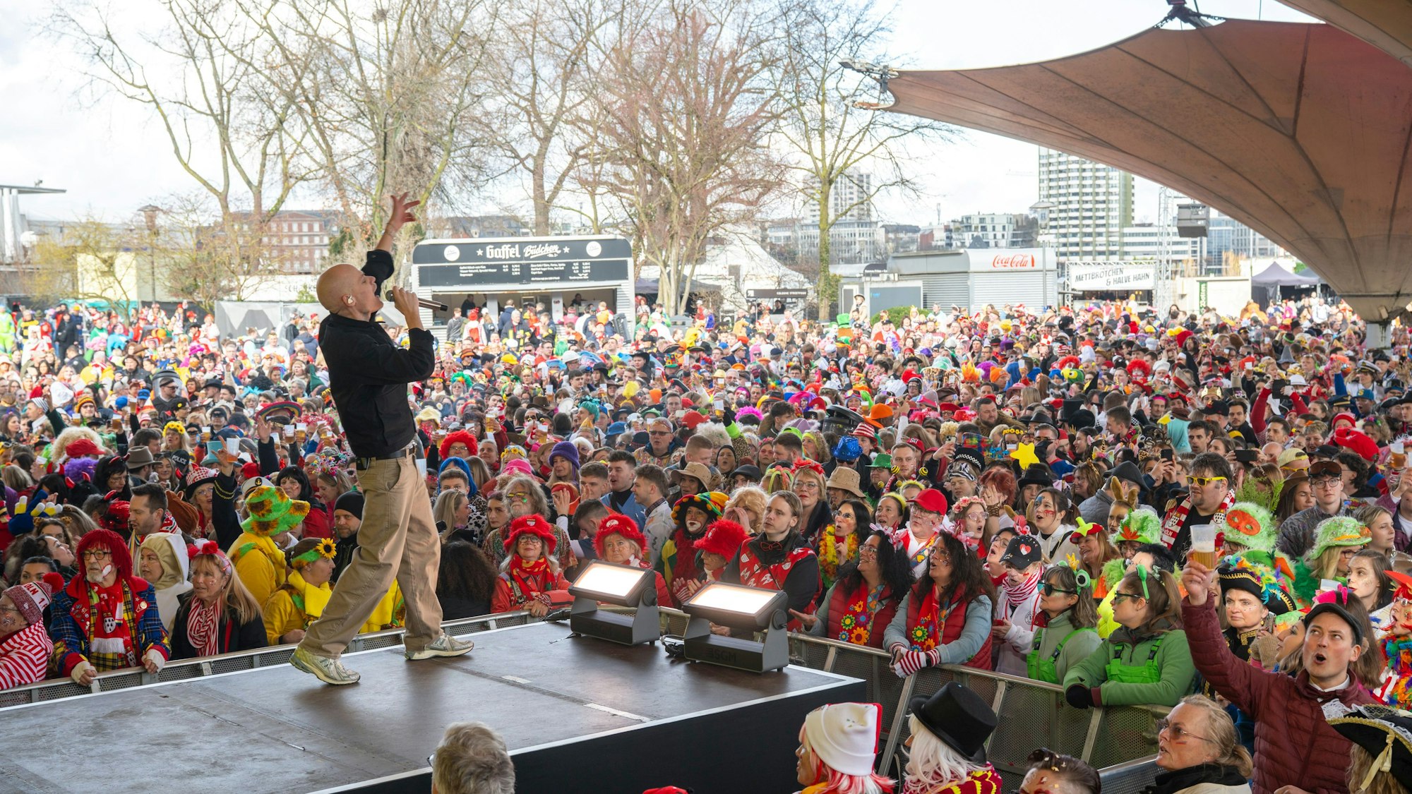 Cat Ballou singen vom kölsche Gefühl. Weiberfastnacht wurde auch im Tanzbrunnen gefeiert.