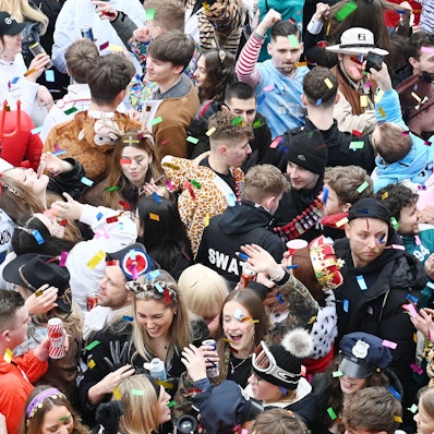 11.11 Uhr auf der Zülpicher Straße: Junge Jecken feiern im Konfettiregen.
