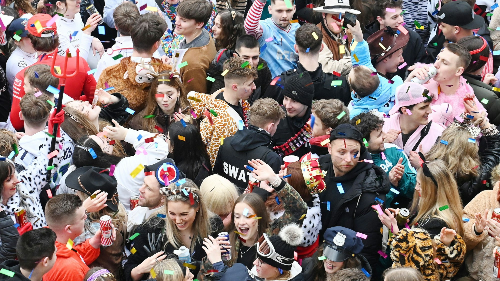 11.11 Uhr auf der Zülpicher Straße: Junge Jecken feiern im Konfettiregen.