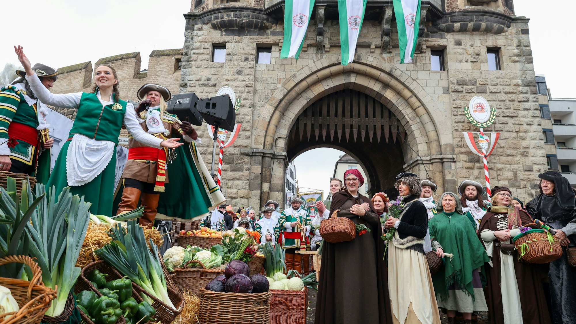 27.02.2025
Köln:
Das Historisches Spiel „Spill an d’r Vringspooz“ von Jan un Griet auf dem Chlodwigplatz im Anschluss an den Südstadtzug des Reiterkorps Jan von Werth.
Foto: Martina Goyert