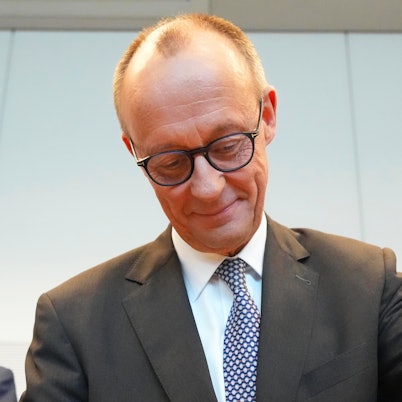 Das Bild zeigt Friedrich Merz, CDU-Bundesvorsitzender und CDU/CSU-Fraktionsvorsitzender im Bundestag, bei der konstituierenden Sitzung der neuen Unionsfraktion im Bundestag.