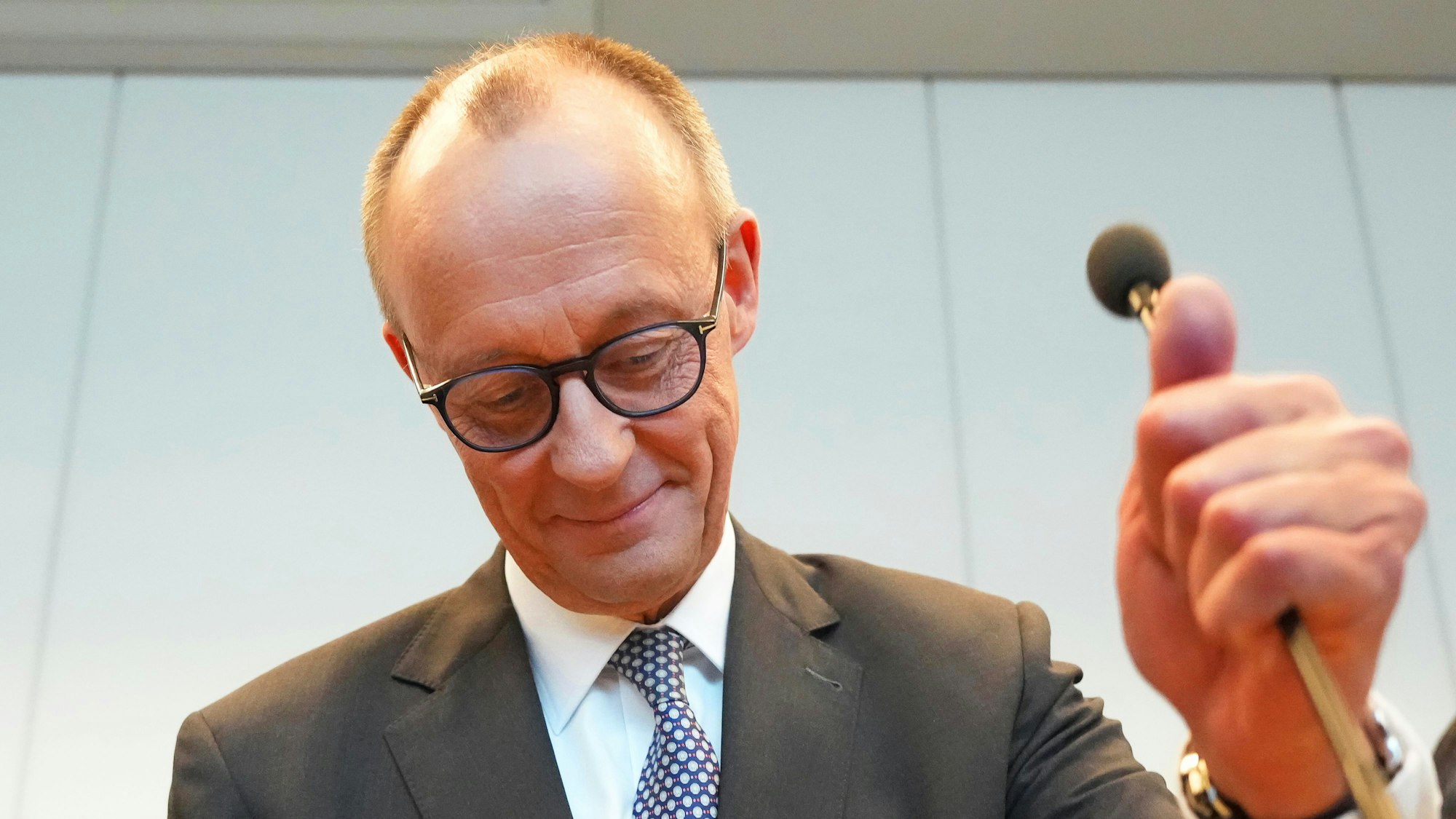 Das Bild zeigt Friedrich Merz, CDU-Bundesvorsitzender und CDU/CSU-Fraktionsvorsitzender im Bundestag, bei der konstituierenden Sitzung der neuen Unionsfraktion im Bundestag.