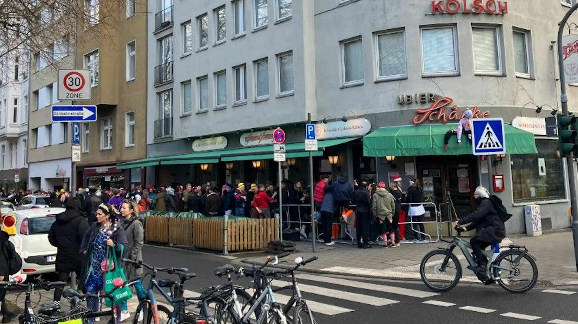 Schlange vor der Ubierschänke