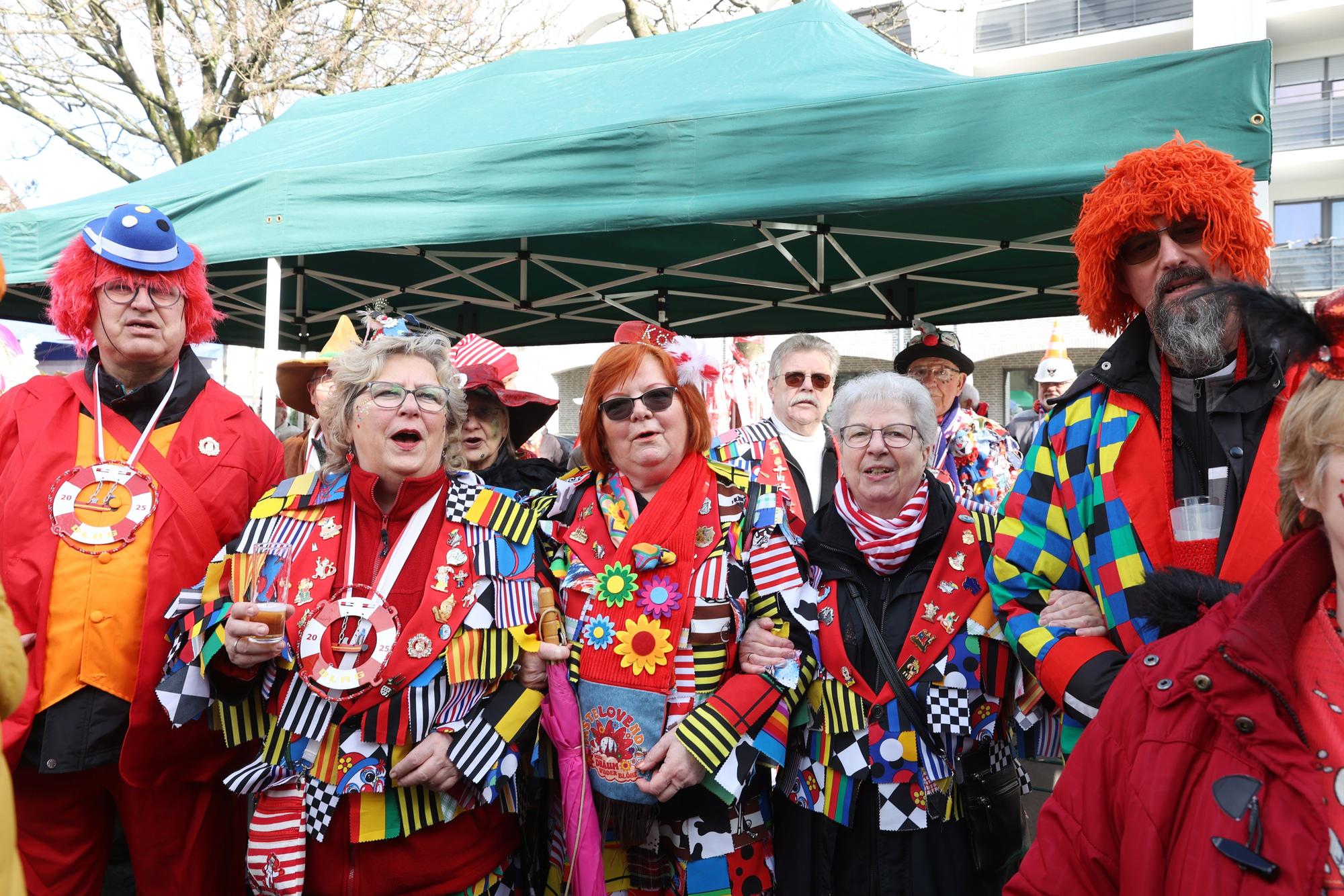 27.02.2025
Köln:
Die Kölner Karnevalsgesellschaft Alt-Lindenthal e.V. feiert den Start in den Straßenkarneval auf dem Hermeskeiler Platz.
Foto: Martina Goyert