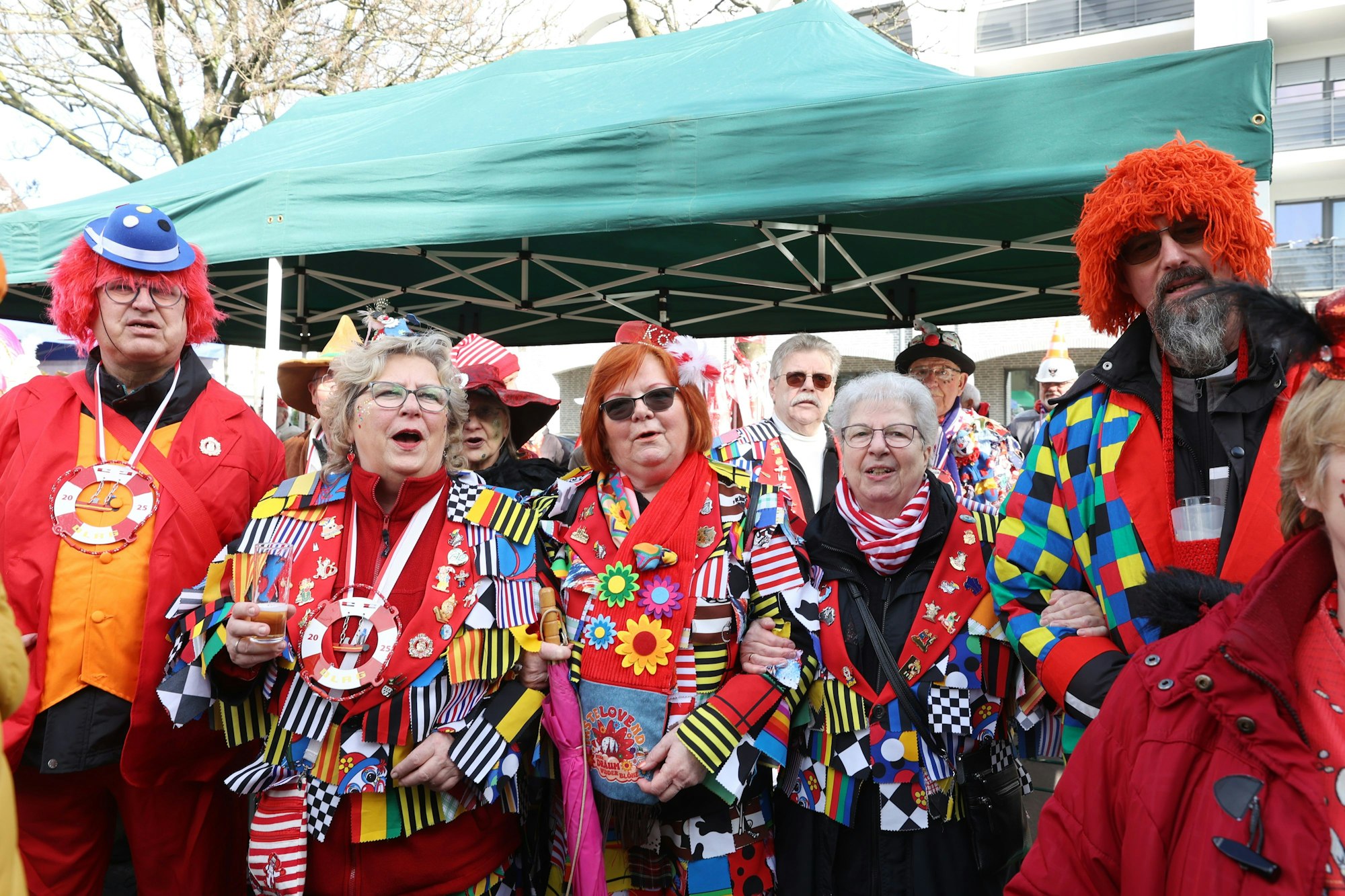 27.02.2025
Köln:
Die Kölner Karnevalsgesellschaft Alt-Lindenthal e.V. feiert den Start in den Straßenkarneval auf dem Hermeskeiler Platz. 
Foto: Martina Goyert