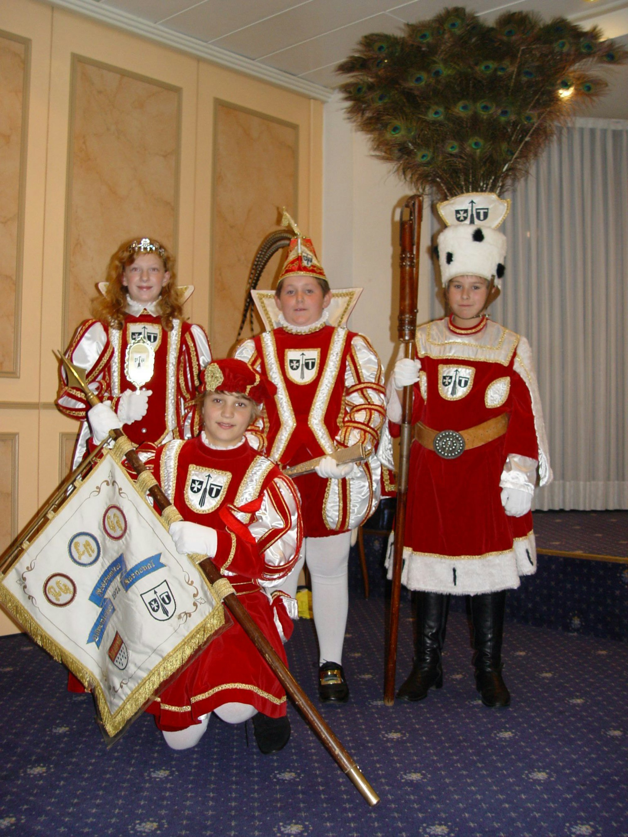 Auf dem Bild ist das Kinderdreigestirn Lövenich Weiden Junkersdorf aus dem Jahr 2011 zu sehen.