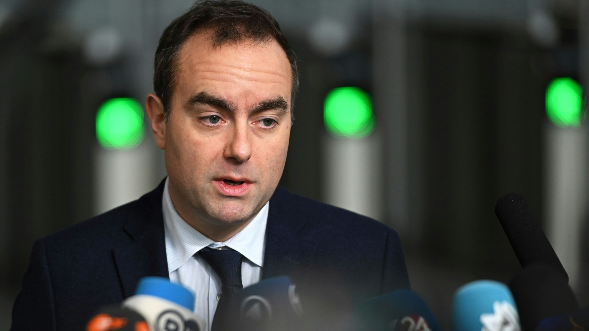 Der französische Verteidigungsminister Sébastien Lecornu spricht, als er zu einem Treffen der NATO-Verteidigungsminister im NATO-Hauptquartier in Brüssel eintrifft. Vor der beabsichtigten Unterzeichnung eines Rohstoffabkommens zwischen der Ukraine und den USA berichtet auch Frankreich von Gesprächen mit Kiew zur Nutzung wertvoller Rohstoffe.