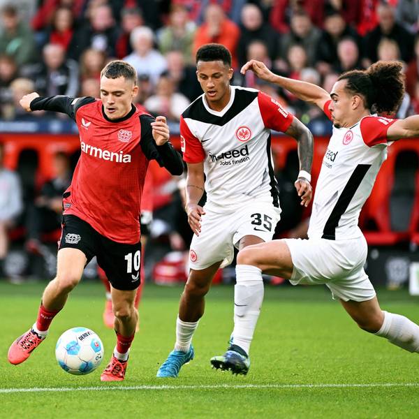 Szene aus dem Hinspiel: Florian Wirtz gegen Tuta und Arthur Theate (r.).