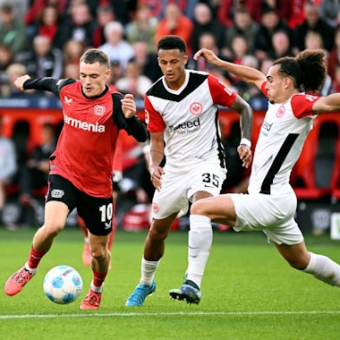 Szene aus dem Hinspiel: Florian Wirtz gegen Tuta und Arthur Theate (r.).