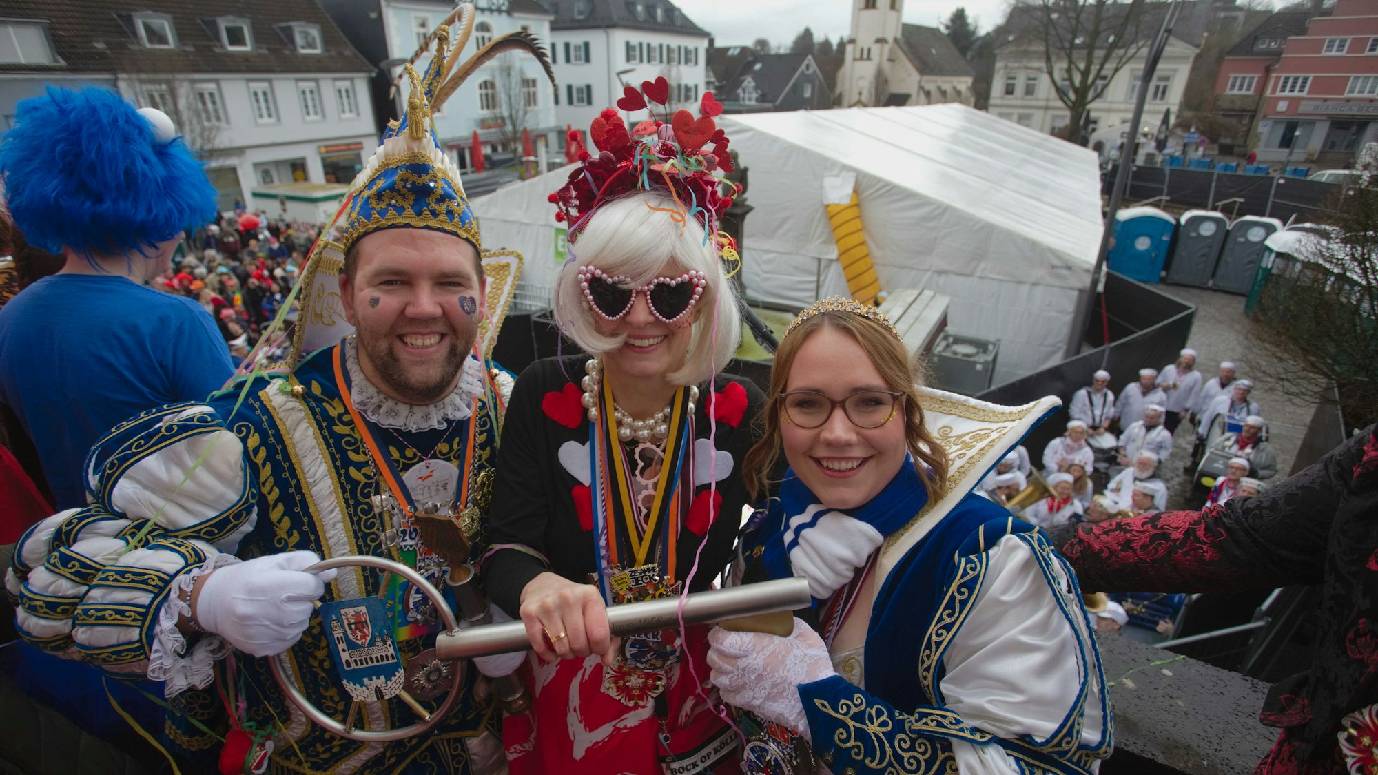 Prinz Tim I., Wipperfürths Bürgermeisterin Anne Loth und Prinzessin Alina halten zusammen einen großen Schlüssel in den Händen.