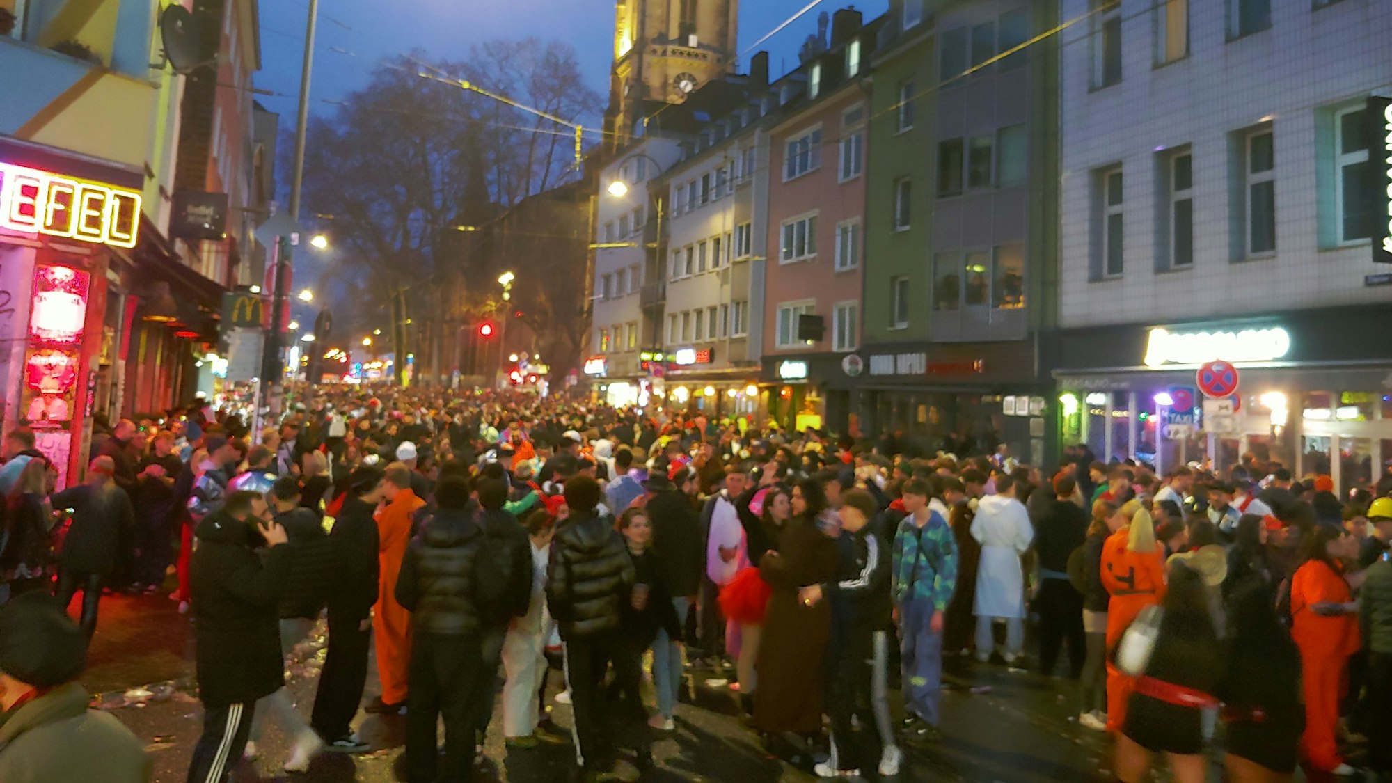 Die Partystimmung auf der Zülpicher Straße ist am Abend bestens.