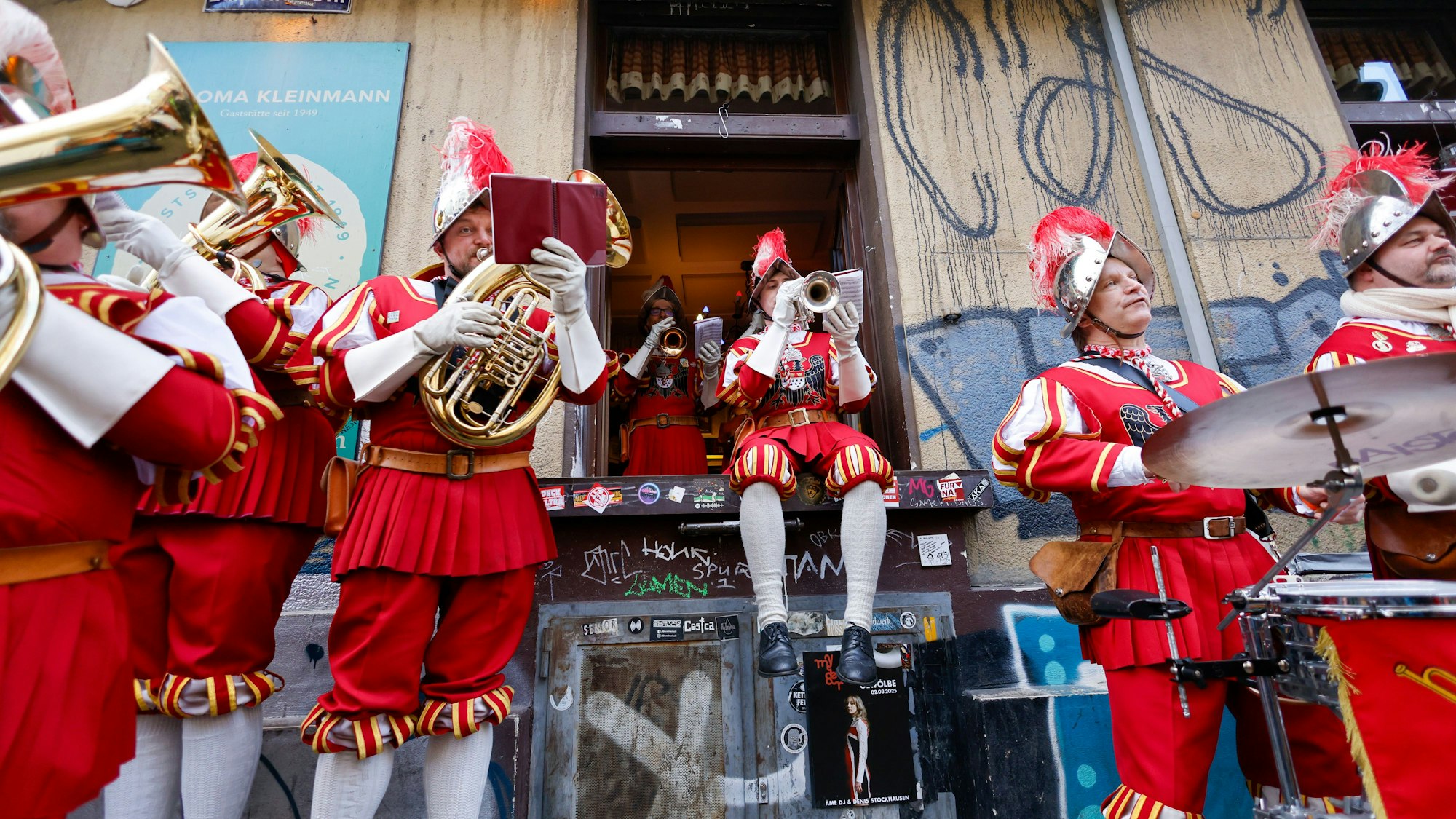 dpatopbilder - 27.02.2025, Nordrhein-Westfalen, Köln: Musiker der Kölner Ratsbläser spielen um 11 Uhr 11 auf der Zülpicher Straße. Am Donnerstag beginnt mit der Weiberfastnacht die Karnevalssession 2025. Foto: Thomas Banneyer/dpa +++ dpa-Bildfunk +++
