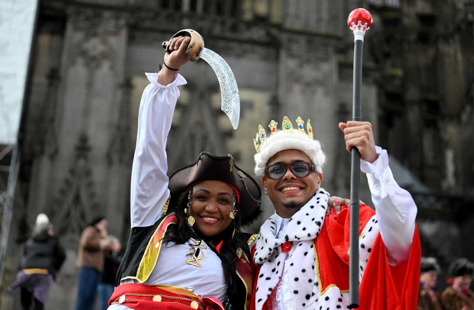 Karnevalisten feiern am Kölner Dom.