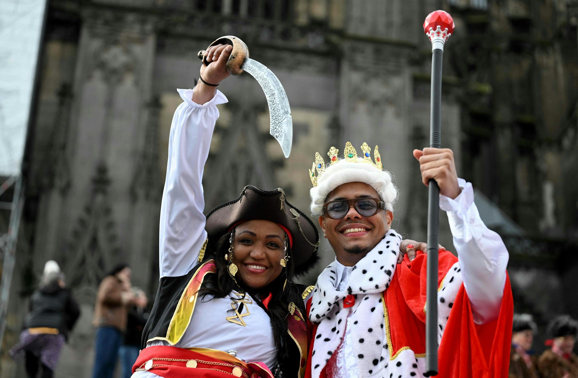 Karnevalisten feiern am Kölner Dom.